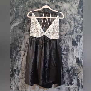 Cacquie Simply Nightgown 22/24 Black and White Lace